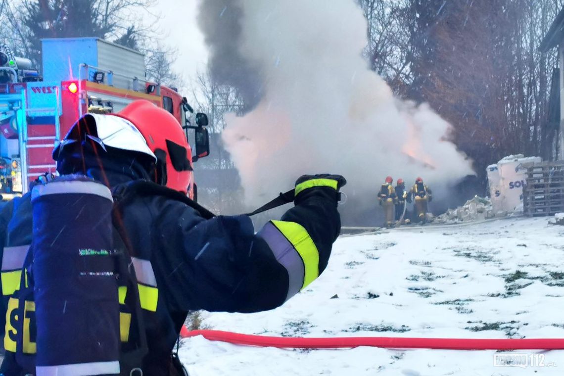 Krosno. 11 zastępów PSP i OSP gasiło pożar budynku