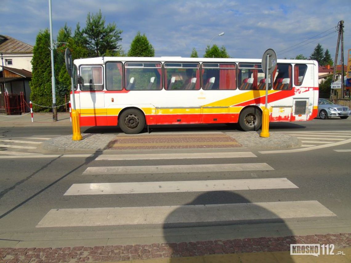 Krosno: 12-latek wbiegł pod autobus