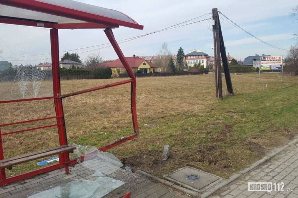 KROSNO: 22-latek wjechał w przystanek autobusowy na ul. Bema