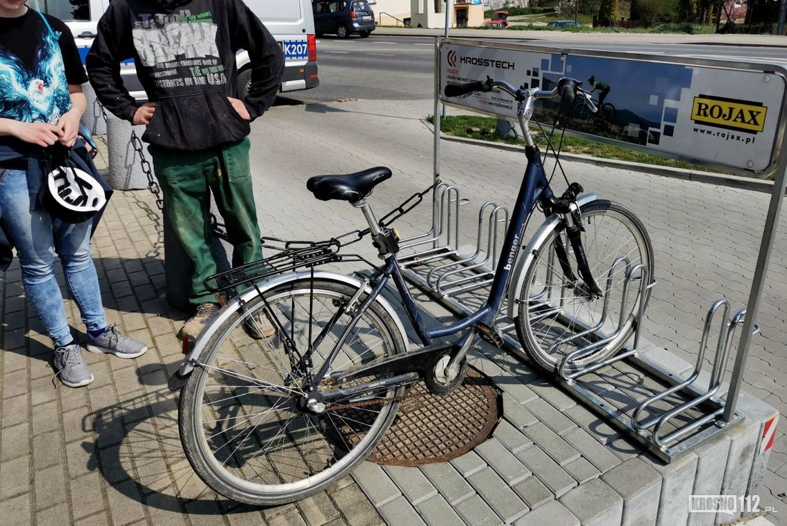 ? Krosno. 75-letni kierowca potrącił 15-latkę przeprowadzającą rower i odjechał