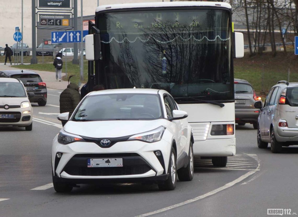 Krosno. Autobus najechał na tył osobówki