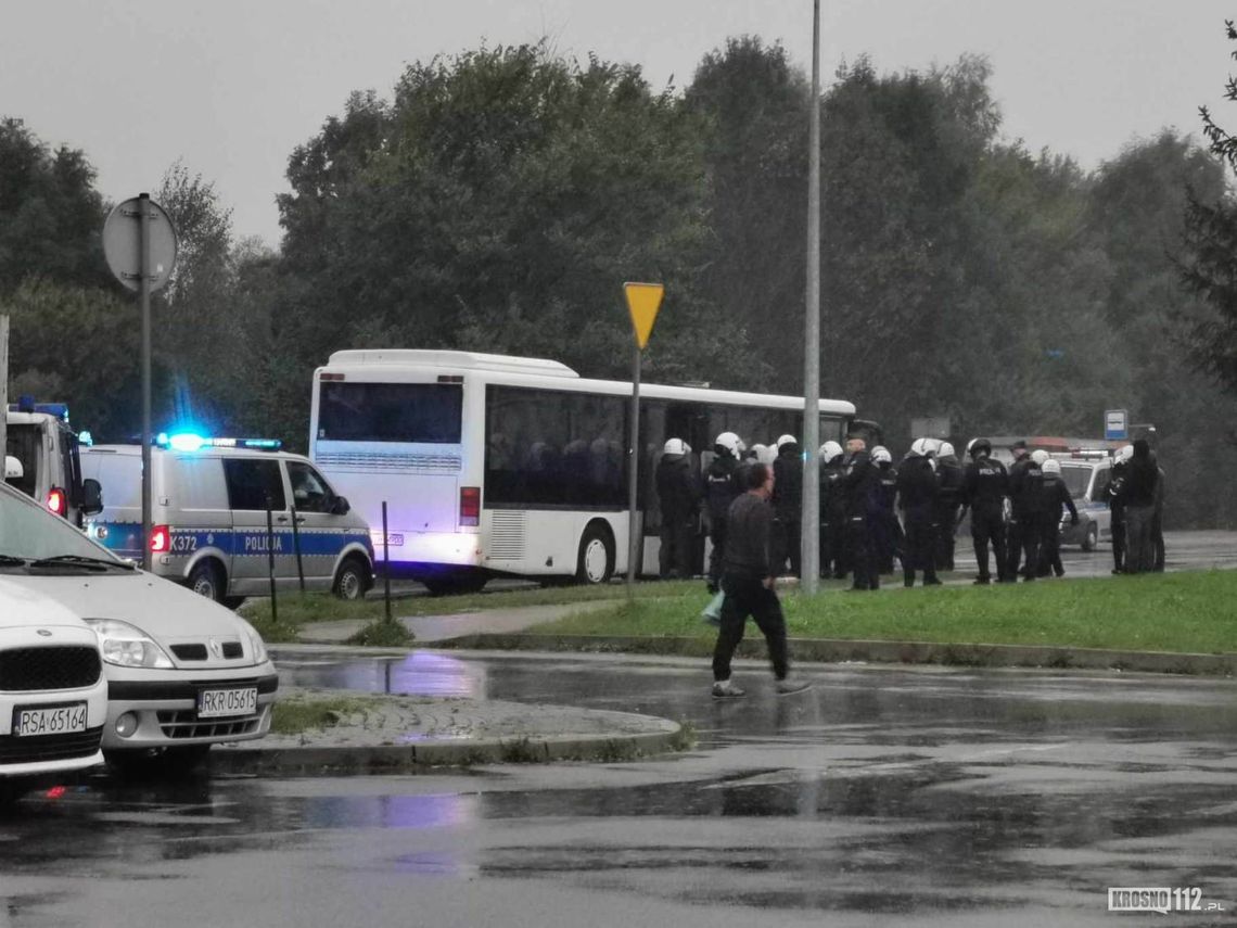 Krosno. Autobus z kibicami pod szpitalem. Co się wydarzyło? [AKTUALIZACJA]