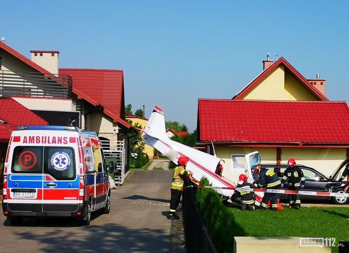 KROSNO: Awaryjne lądowanie samolotu. Spadł obok domu