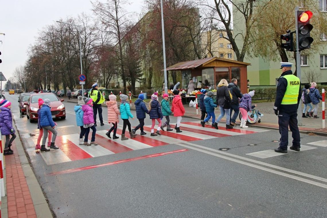 KROSNO: "Bezpieczni na MAXXXA". Dzieciakom rozdano odblaski