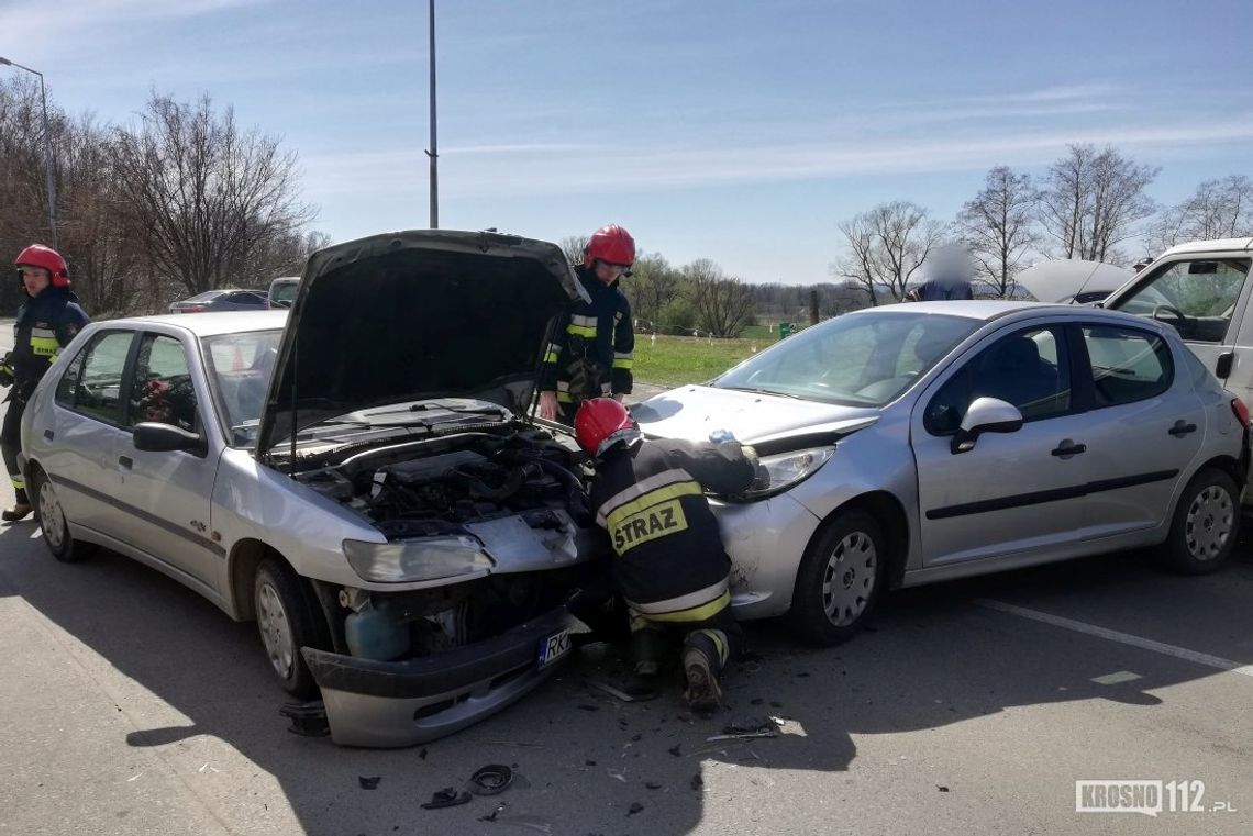 KROSNO: Chciała skręcić na cmentarny parking, doszło do zderzenia 3 aut