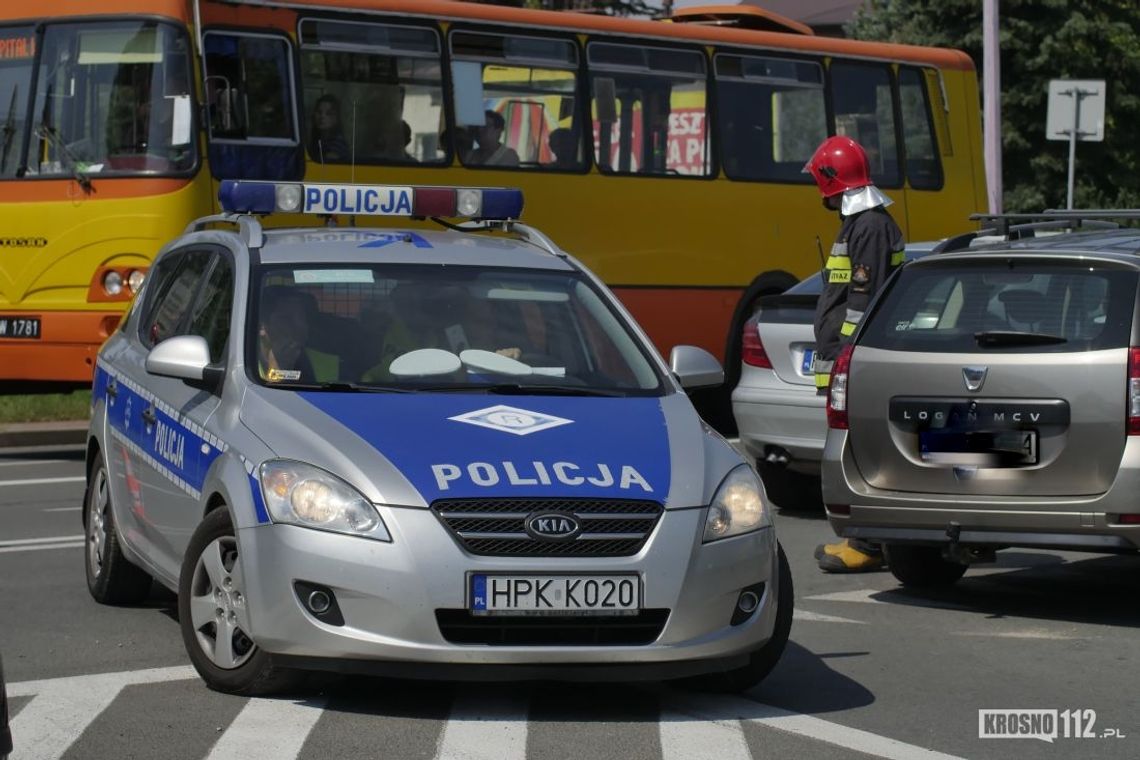 KROSNO: Chwila nieuwagi i kraksa samochodów gotowa