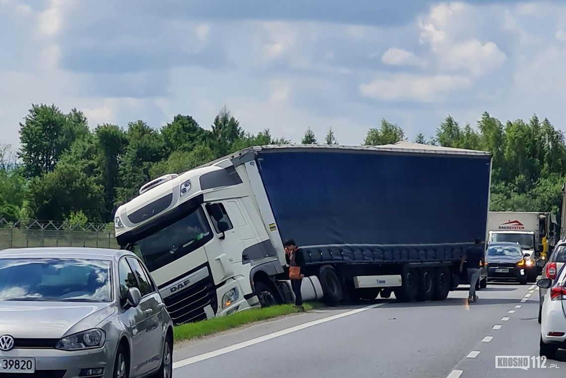 ? Krosno. Ciężarówka na boku na ul. Zręcińskiej