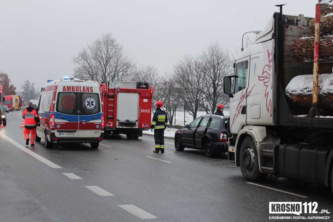 KROSNO: Ciężarówka z drewnem najechała na Audi