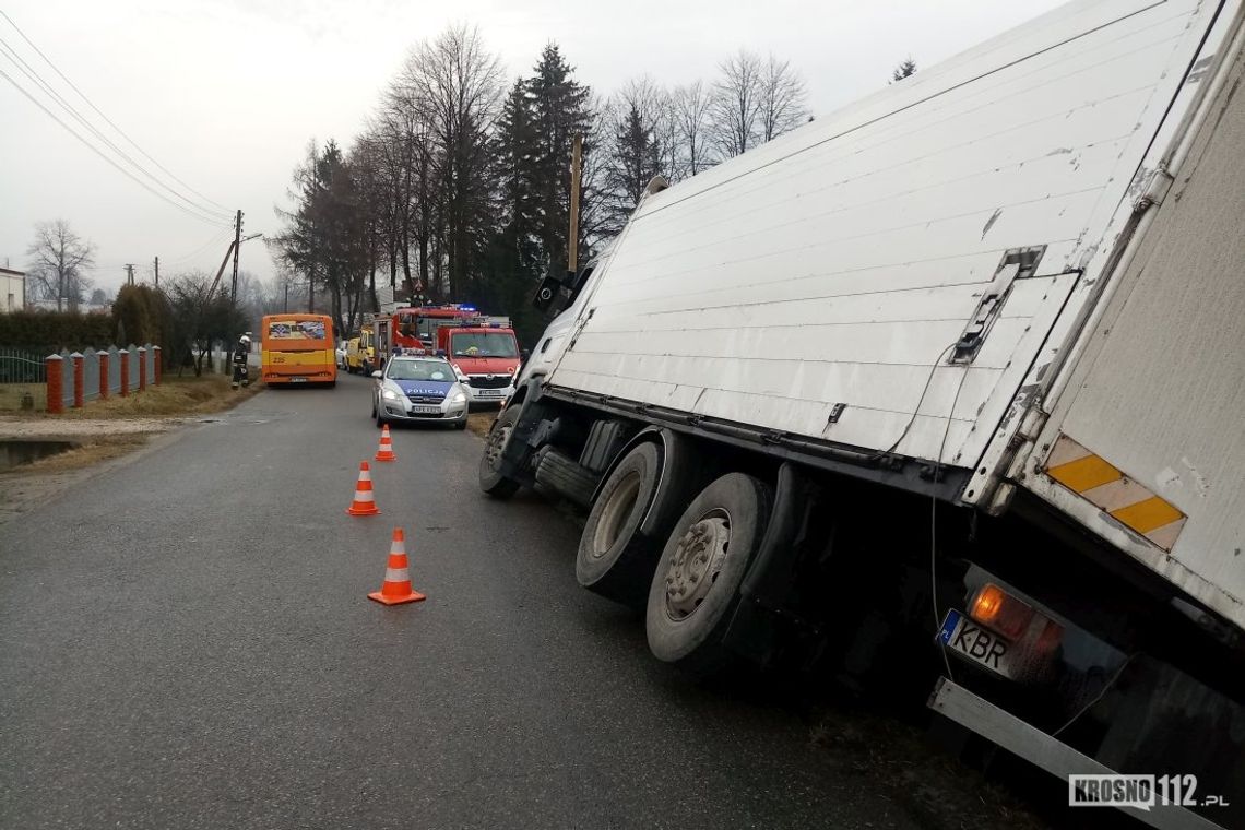 KROSNO: Ciężarówka z piwem w rowie