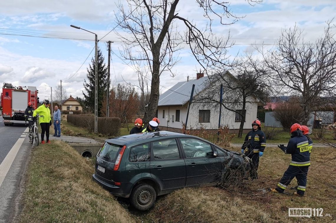 KROSNO: Dachowanie forda. Trzy osoby wewnątrz