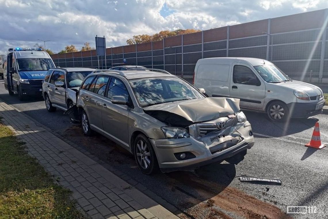 ? Krosno/DK28: Zderzenie trzech samochodów. Są ranni, w tym dzieci