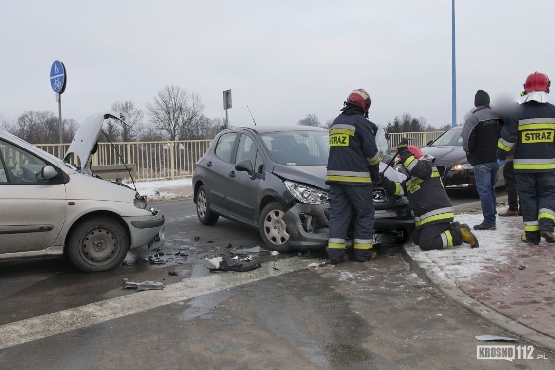 KROSNO: Dwa samochody zderzyły się na ul. Konopnickiej. Ranna dziewczynka