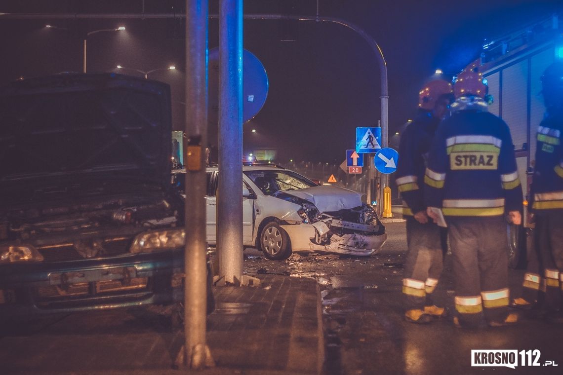 KROSNO: Dwie osoby poszkodowane w zderzeniu samochodów