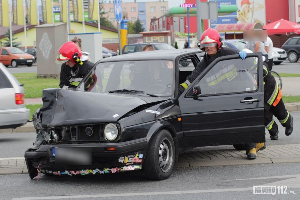 KROSNO: Kierowca Golfa najechał na Volvo. Kobieta w szpitalu