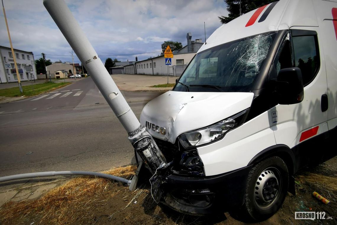 ? Krosno. Kierowca Iveco wjechał w Volkswagena i latarnię
