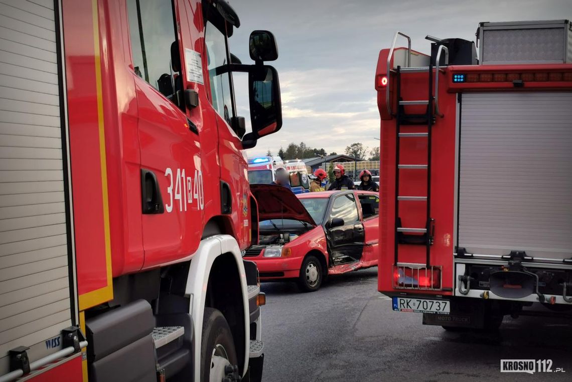 ? Krosno. Kierowca renault wjechał w volkswagena. Dwie osoby do szpitala [AKTUALIZACJA]