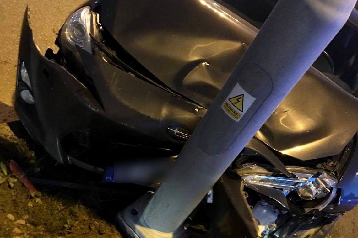 KROSNO: Kierowca Subaru wjechał w latarnię. Uniknął zderzenia z innym pojazdem