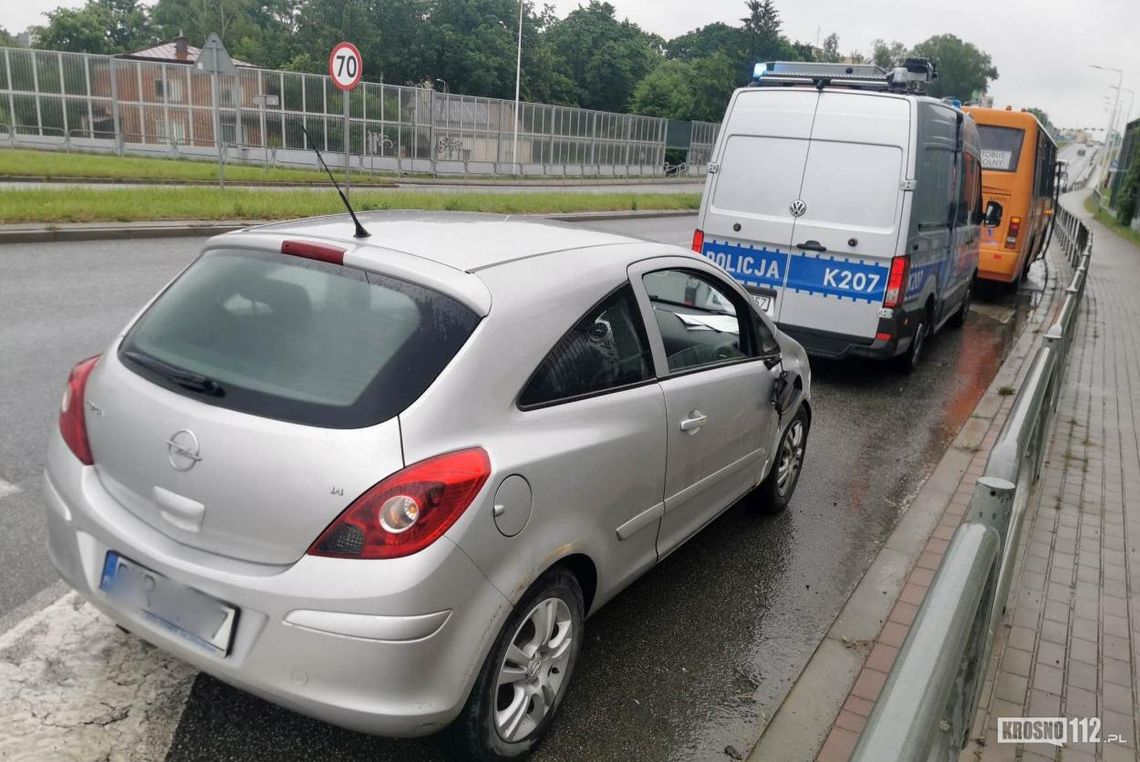 Krosno. Kierowca szkolnego autobusu doprowadził do kolizji z oplem