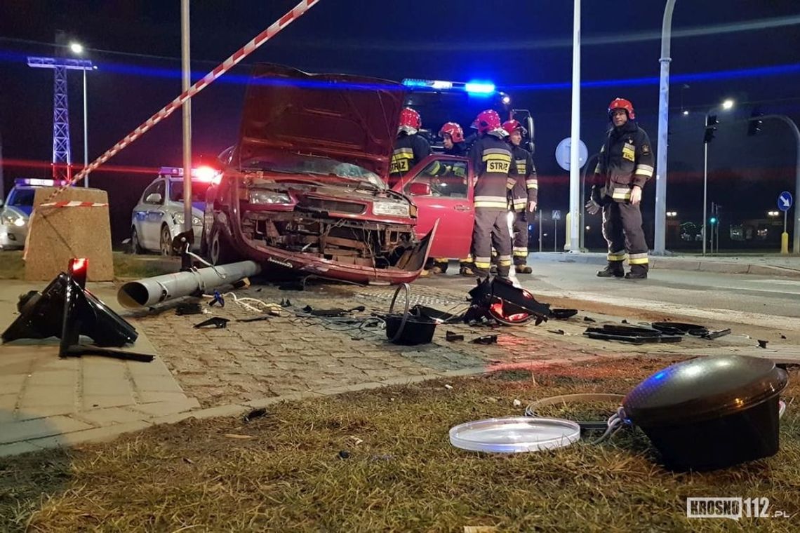 KROSNO: Kierowca wjechał w sygnalizator świetlny