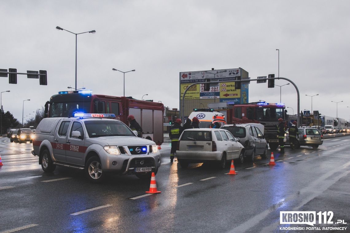 KROSNO: Kobieta poszkodowana w zderzeniu czterech samochodów