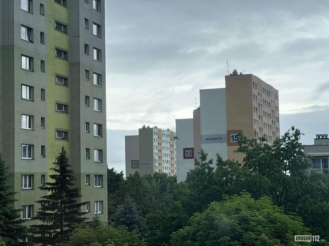 Krosno. Kobieta wypadła z okna bloku przy Mickiewicza