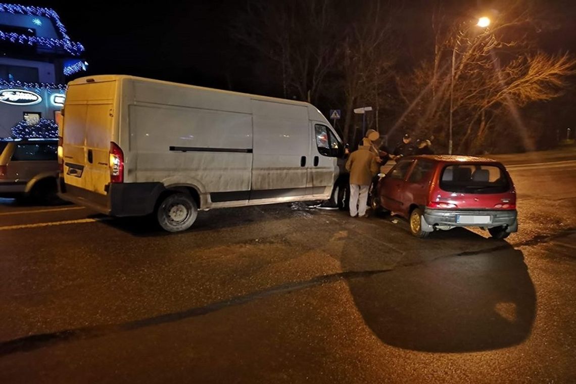 KROSNO: Kolizja busa i Seicento na skrzyżowaniu ulic Naftowej i Krakowskiej