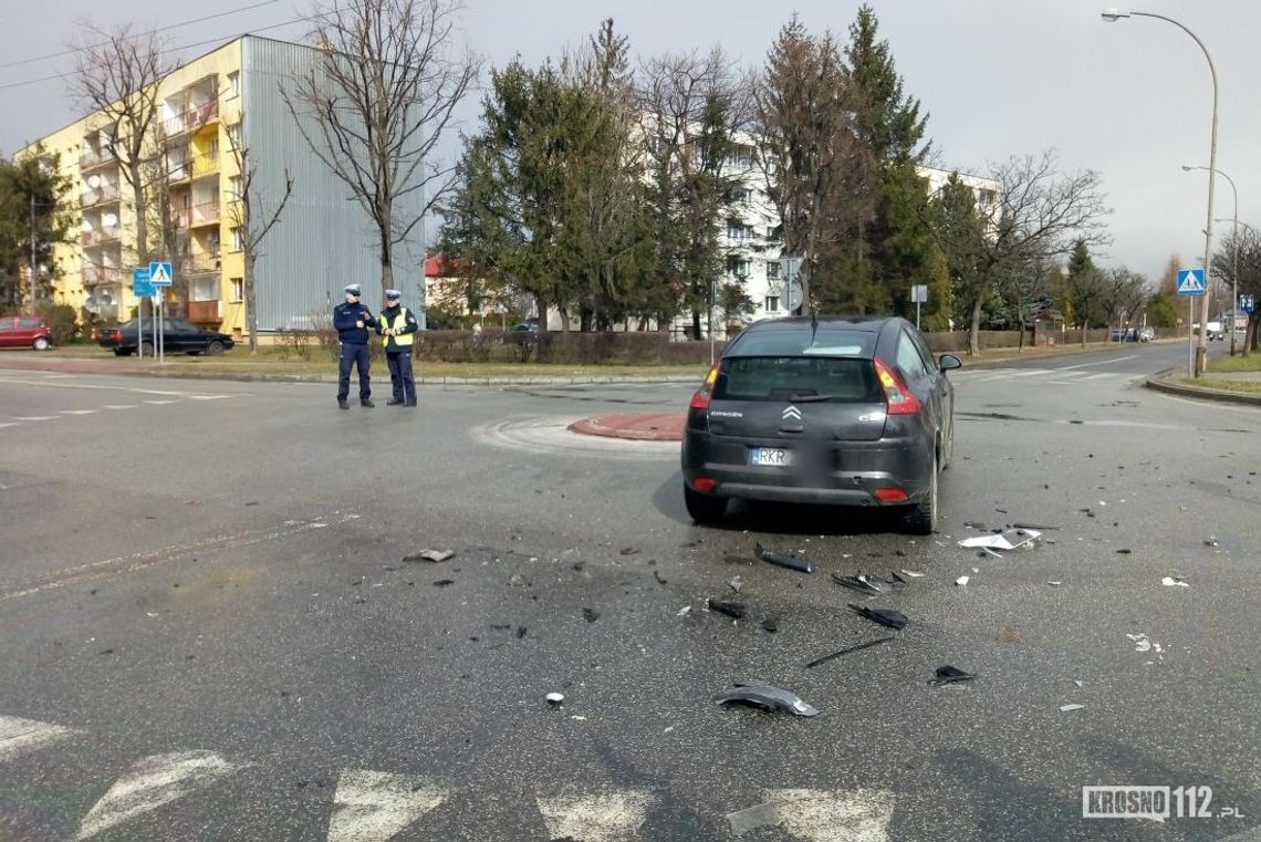 KROSNO: Kolizja Fiata i Citroena na znanym rondzie