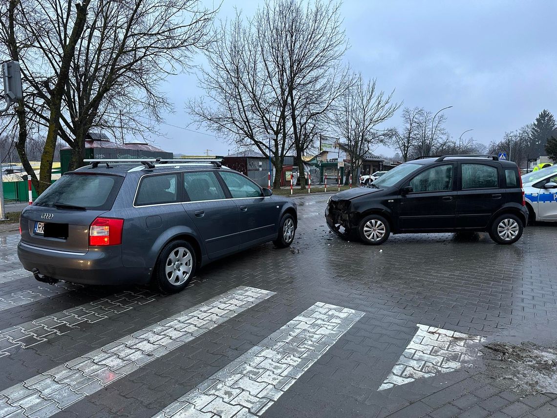 Krosno. Kolizja Fiata z Audi na skrzyżowaniu Legionów i Wisłoczej