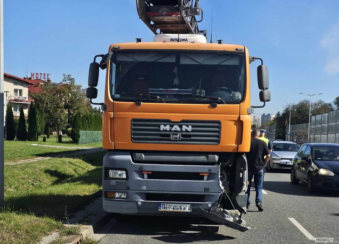 Krosno. Kolizja mazdy i samochodu ciężarowego na Podkarpackiej