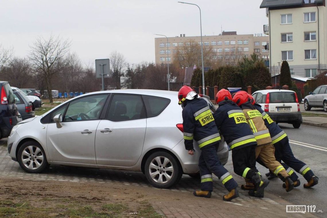 Krosno. Kolizja mitsubishi i opla na rondzie