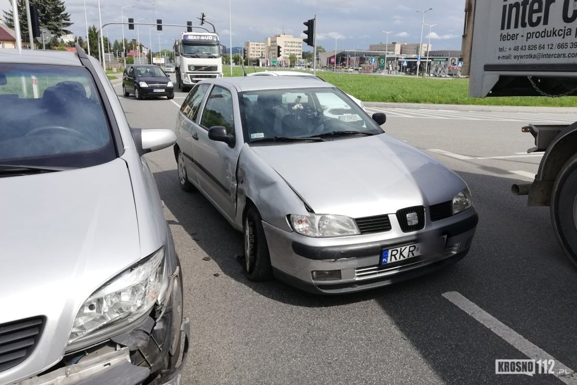 KROSNO: Kolizja na skrzyżowaniu przy KFC. Kierująca wjechała na czerwonym