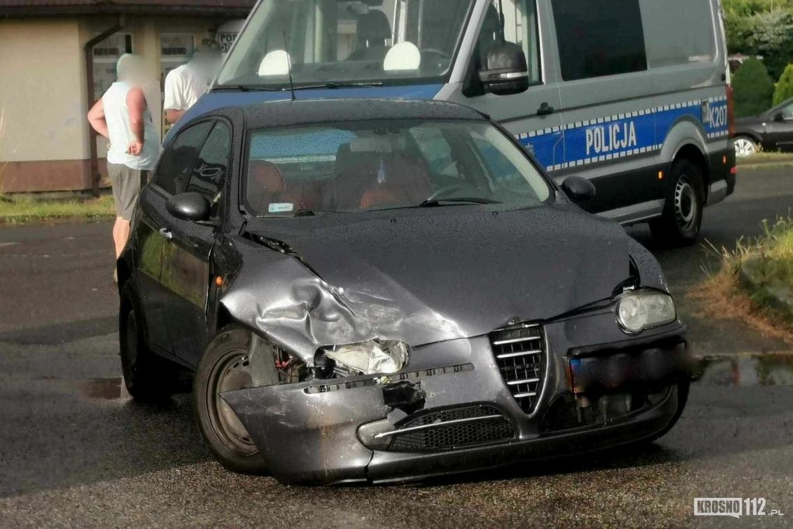 Krosno. Kolizja pocztowego busa z osobówką