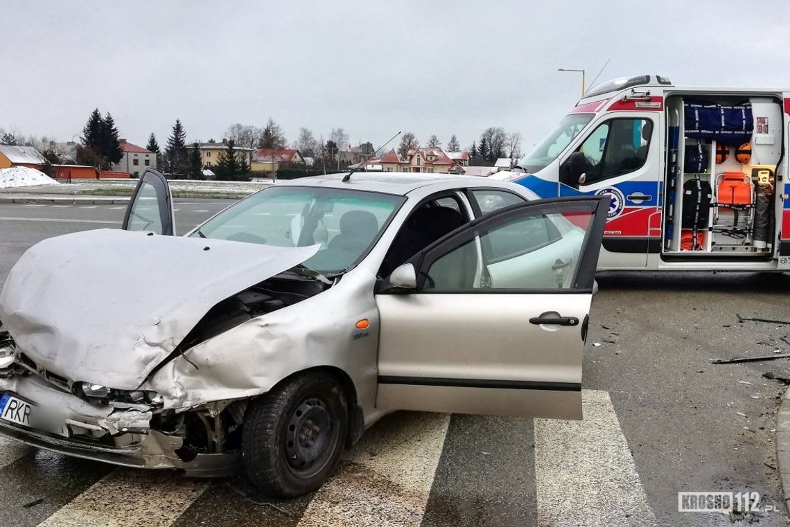 KROSNO: Kolizja samochodów na ul. Lotników. Ranna kobieta