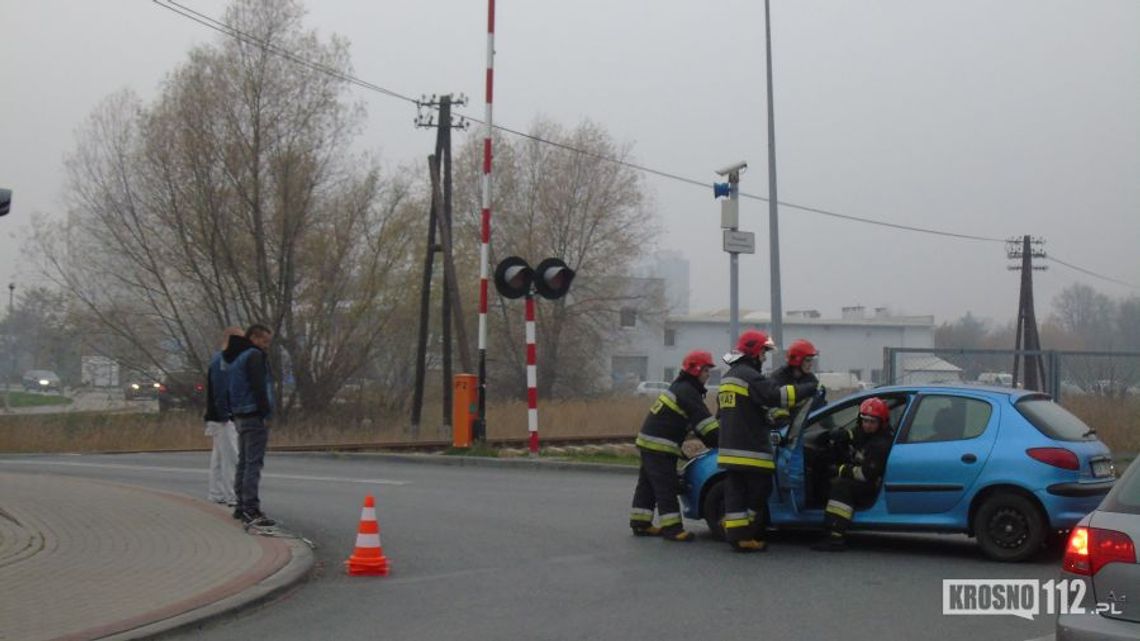 Krosno: Kolizja samochodu na przejeździe kolejowym