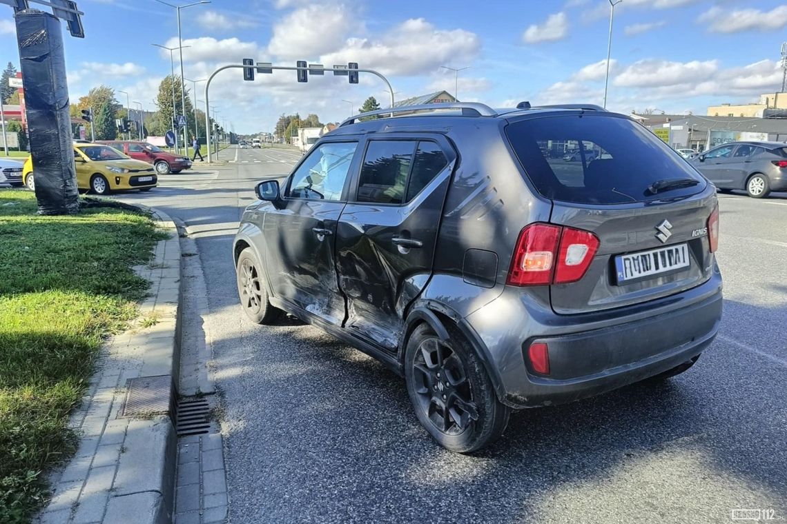 Krosno. Kolizja toyoty i suzuki na skrzyżowaniu