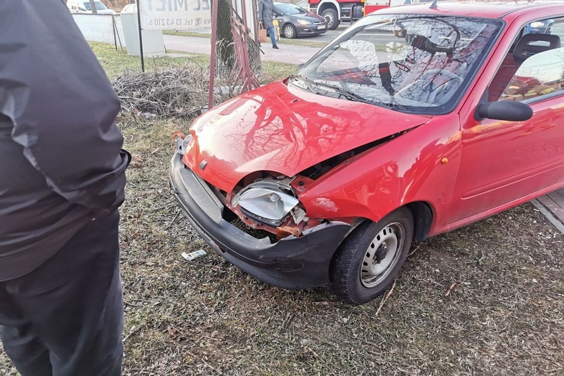 KROSNO: Kolizja trzech osobówek na skrzyżowaniu ulic Czajkowskiego, Jagiellońskiej i Pużaka