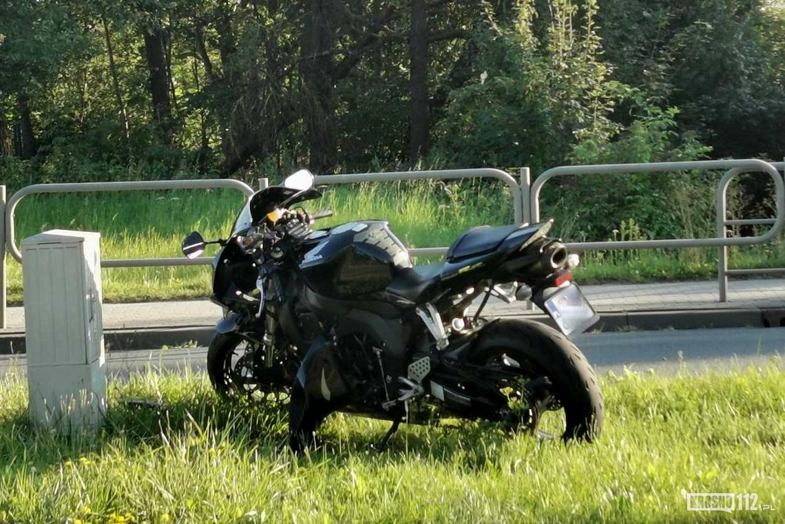 Krosno. Koło odpadło w Renault i uderzyło w motocyklistę