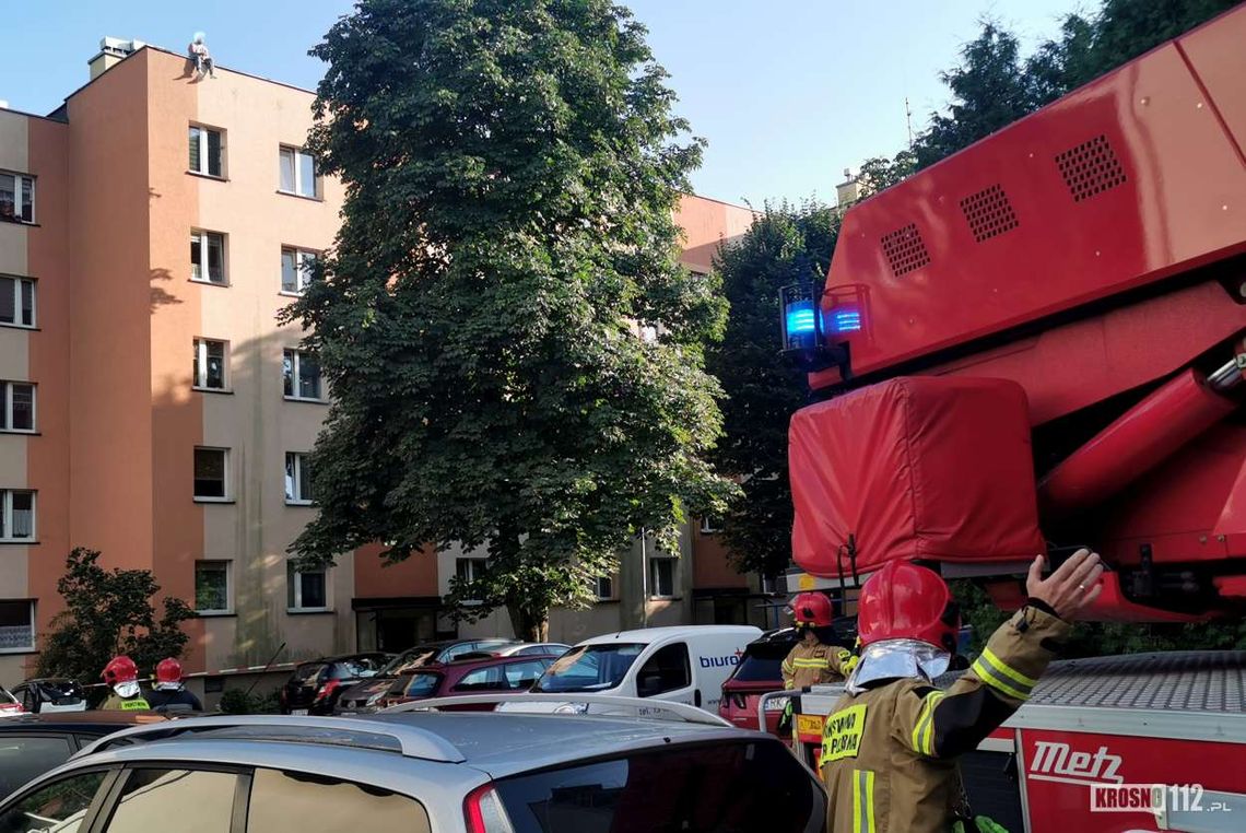 Krosno. Mężczyzna siedział na dachu bloku. Interweniowały służby