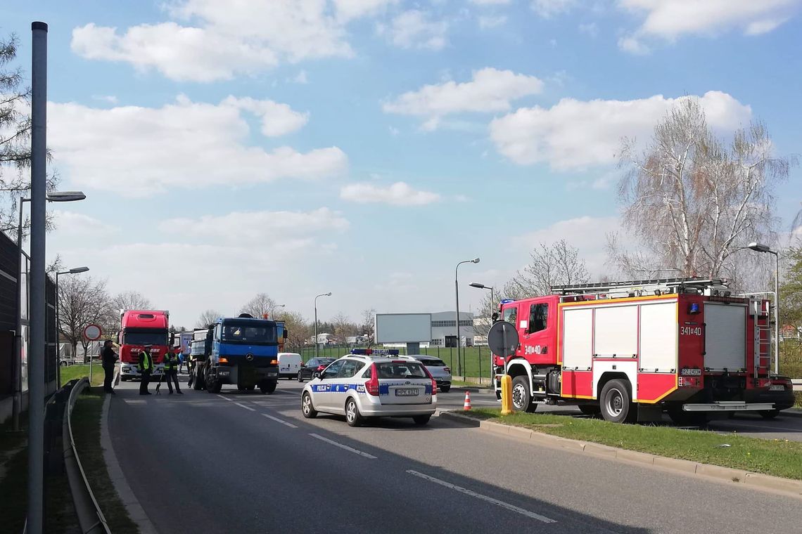 KROSNO: Mężczyzna wbiegł pod ciężarówkę na ulicy Podkarpackiej. Zmarł w szpitalu