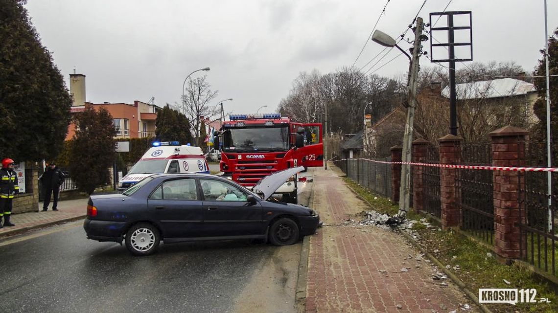 Krosno: Mitsubishi uderzyło w słup. Kierująca trafiła do szpitala.