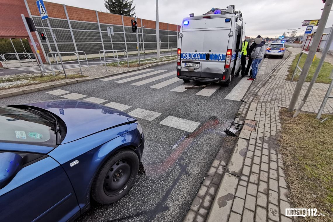 KROSNO: Najechanie na tył policyjnego ambulansu