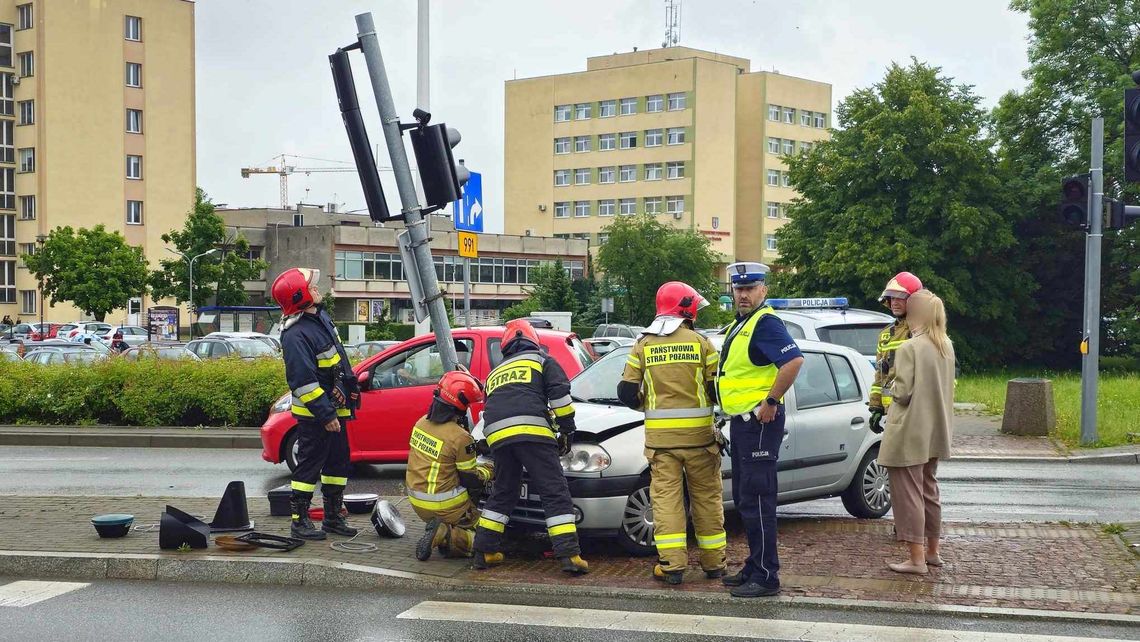 Krosno. Nie działa sygnalizacja świetlna po tym jak kierująca Renault wjechała w słup