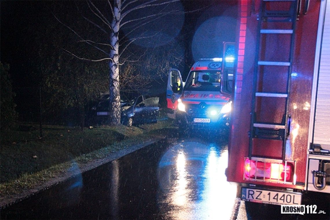 KROSNO: Niebezpieczne zderzenie z drzewem na ulicy Baczyńskiego