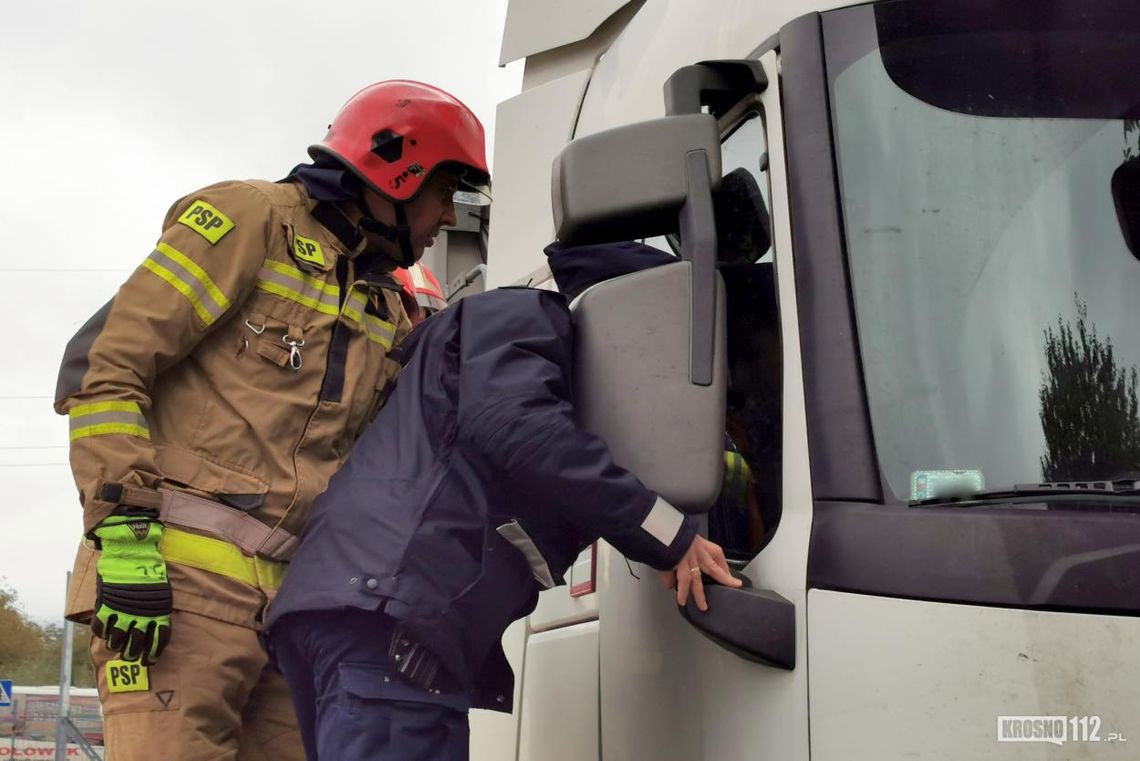 ? Krosno. Ochronę huty zaniepokoiła stojąca ciężarówka. Wezwano straż i policję