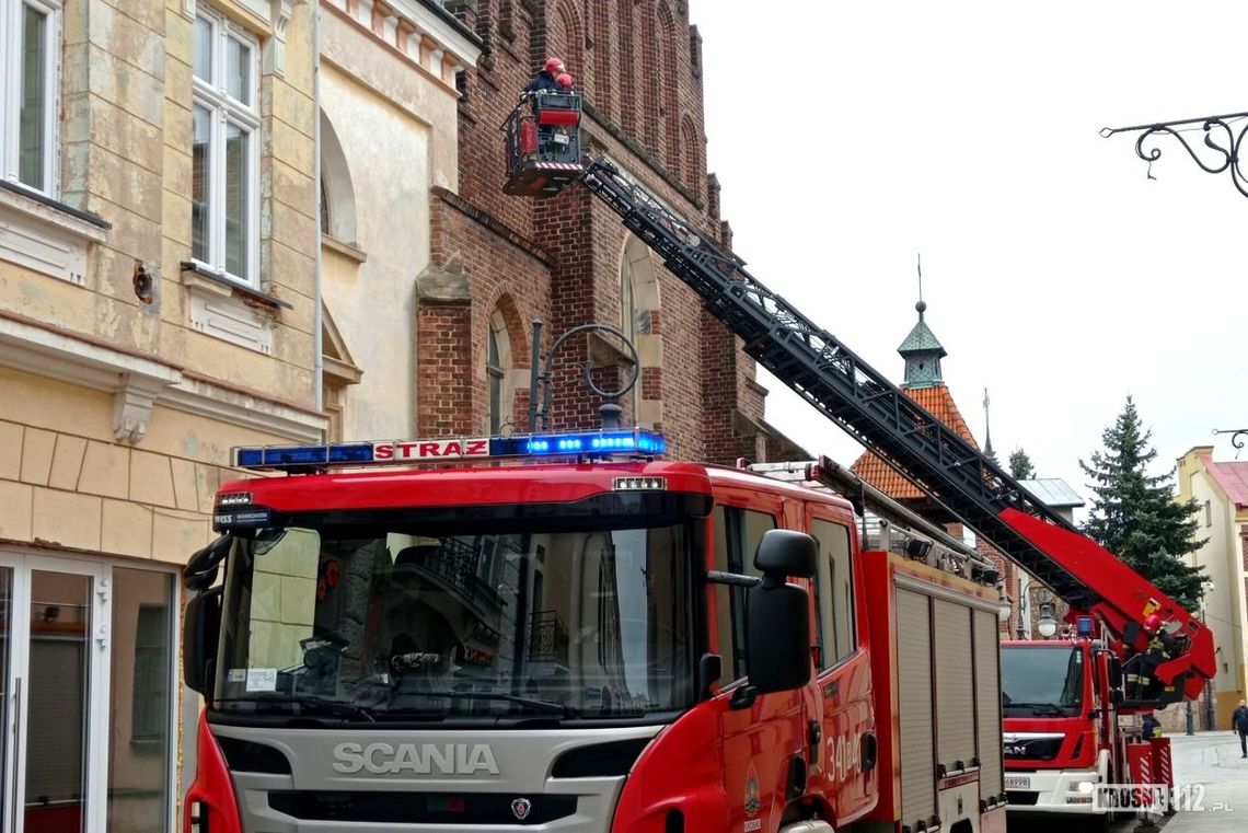 Krosno. Odpadł fragment gzymsu z kościoła franciszkanów