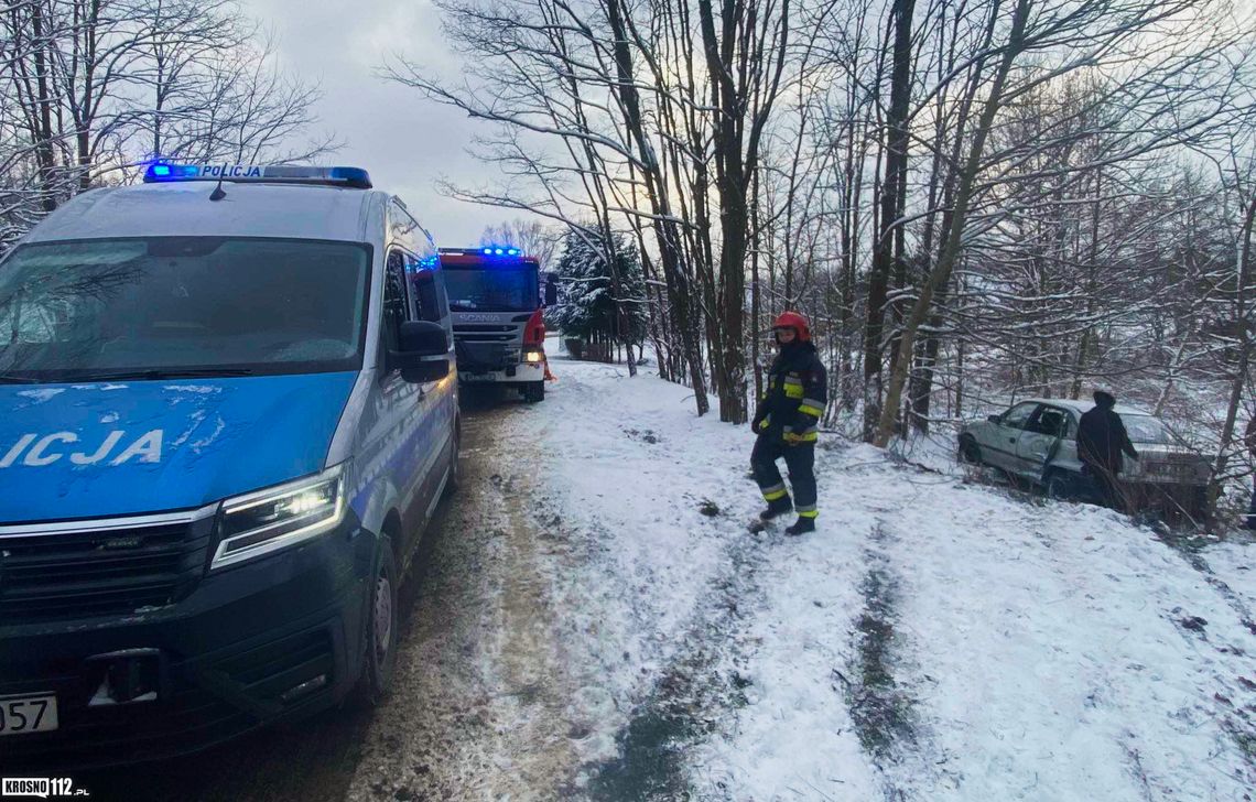 Krosno. opel wypadł z drogi uderzył w drzewo.