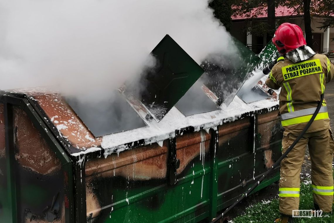 Krosno: Palił się kontener na cmentarzu