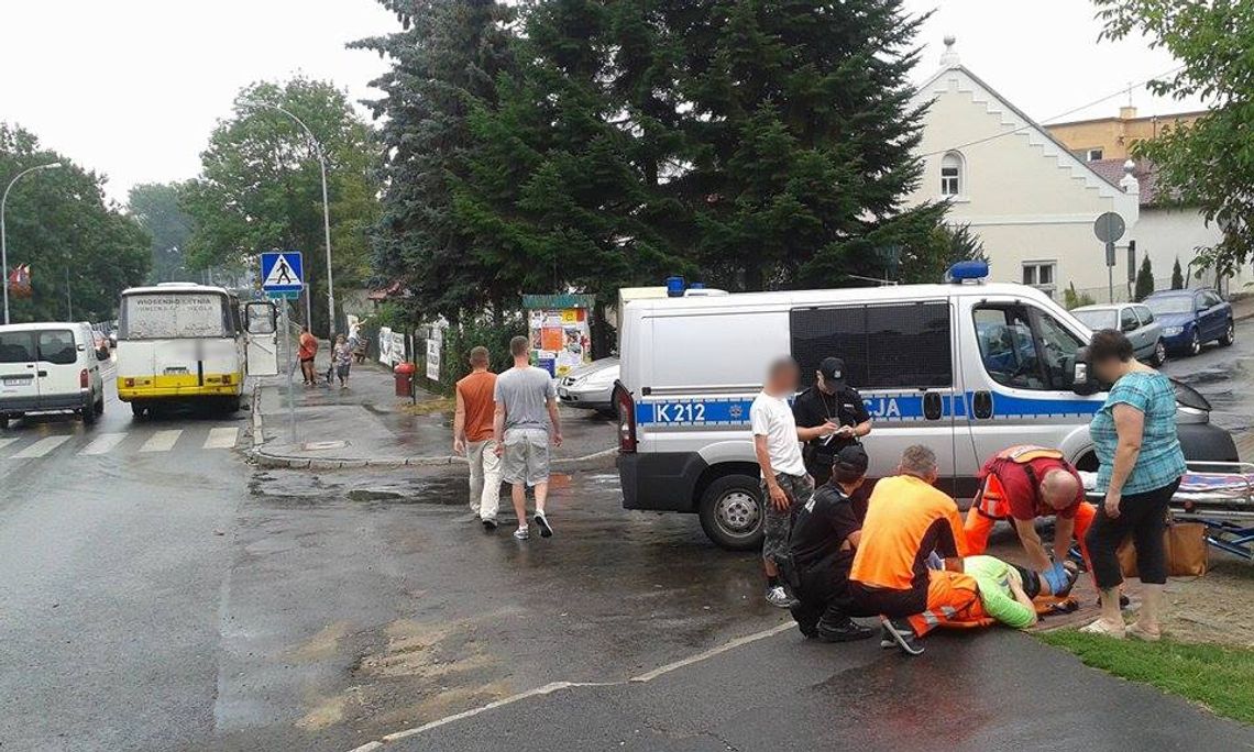 Krosno: Piesi ucierpieli w zderzeniu autobusu i osobówki