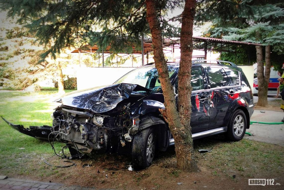 ? Krosno. Pijany kierowca wjechał w wiatę śmietnika oraz drzewa [AKTUALIZACJA]