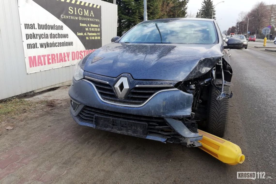 KROSNO: Poczuł się źle. "Skosił" autem znaki na Krakowskiej